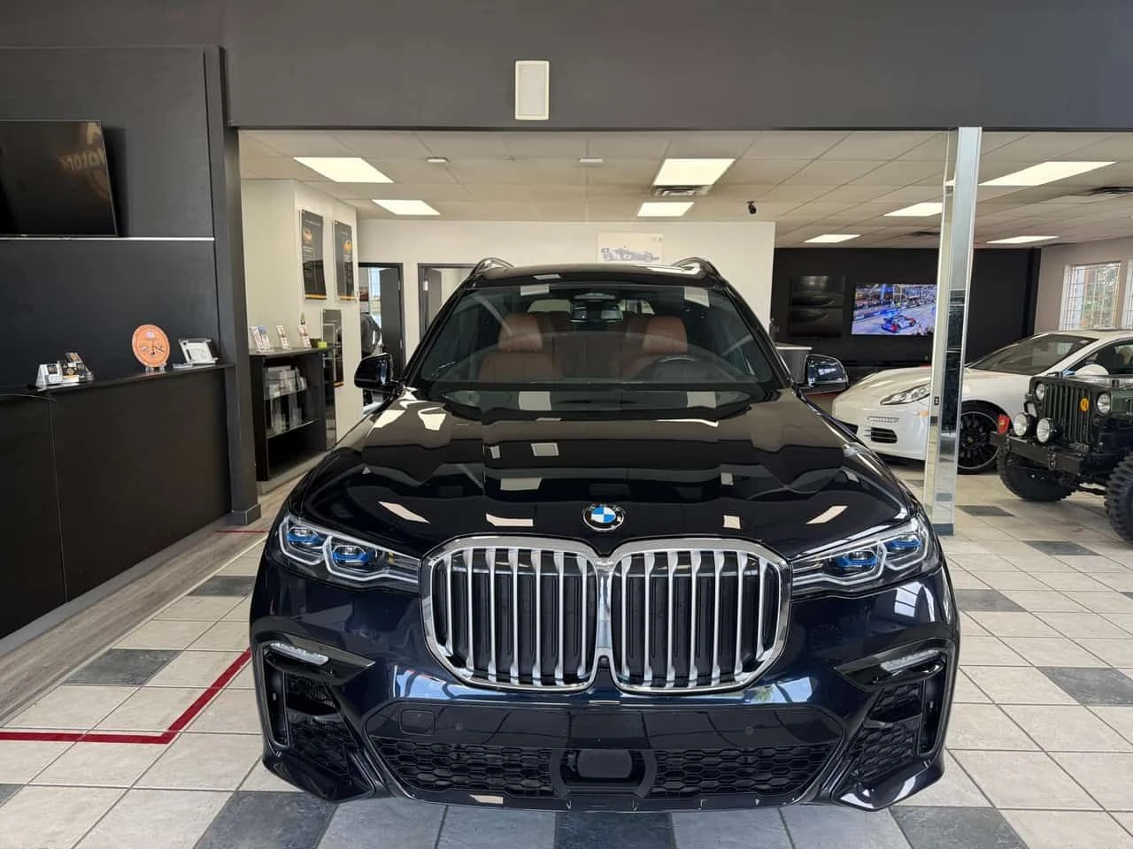BMW X7 xDrive40i/LASER/ОБДУХВАНЕ/ПАНОРАМА/ДИСТРОНИК/360, снимка 2 - Автомобили и джипове - 54939460