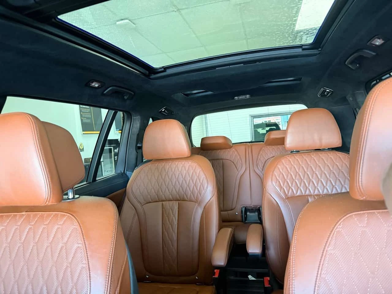 BMW X7 xDrive40i/LASER/ОБДУХВАНЕ/ПАНОРАМА/ДИСТРОНИК/360, снимка 6 - Автомобили и джипове - 54939460