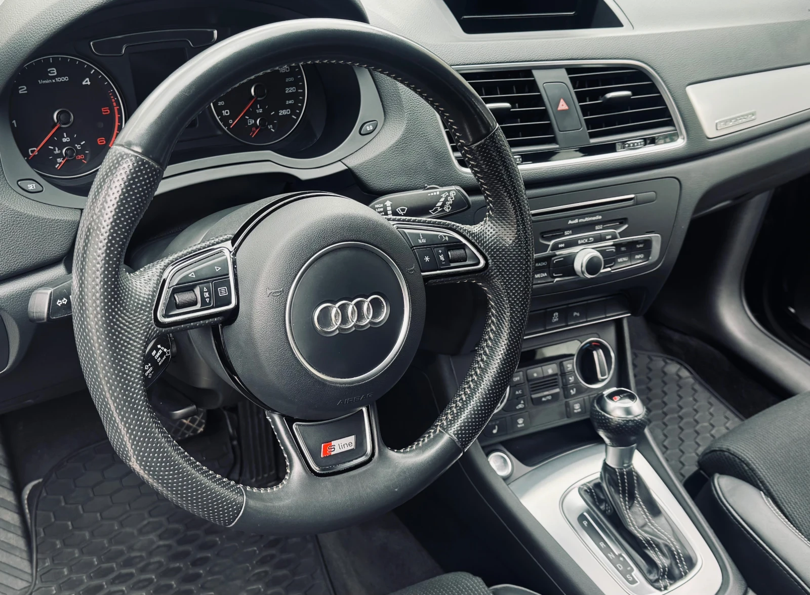 Audi Q3 S-line Quattro , снимка 9 - Автомобили и джипове - 55323596