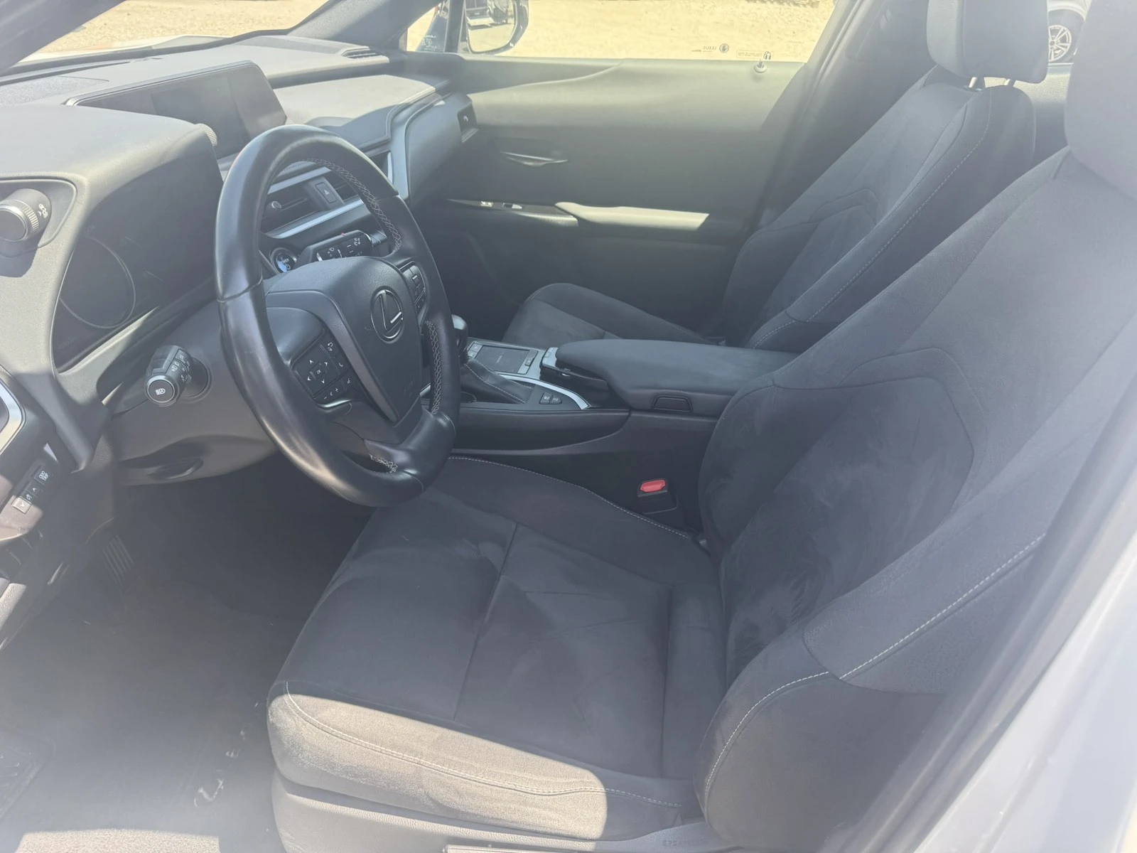 Lexus UX 250h, снимка 4 - Автомобили и джипове - 55365376