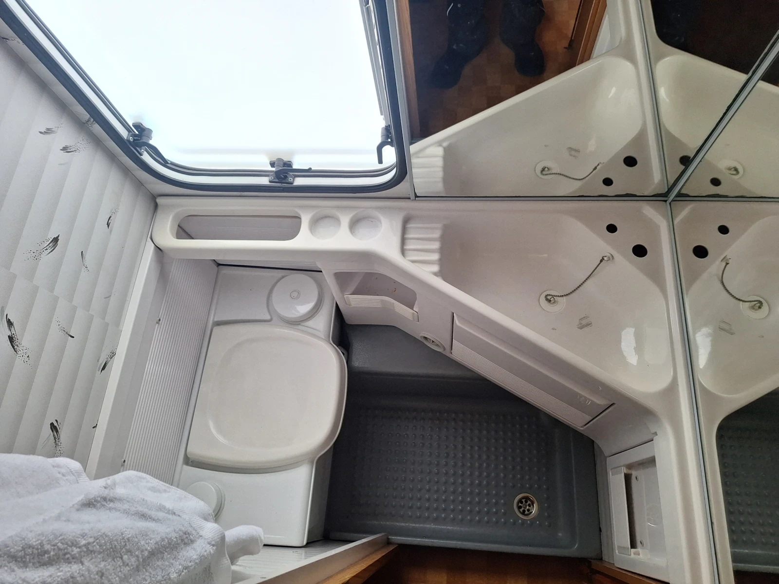 Каравана Burstner CiTY, снимка 10 - Каравани и кемпери - 54038427