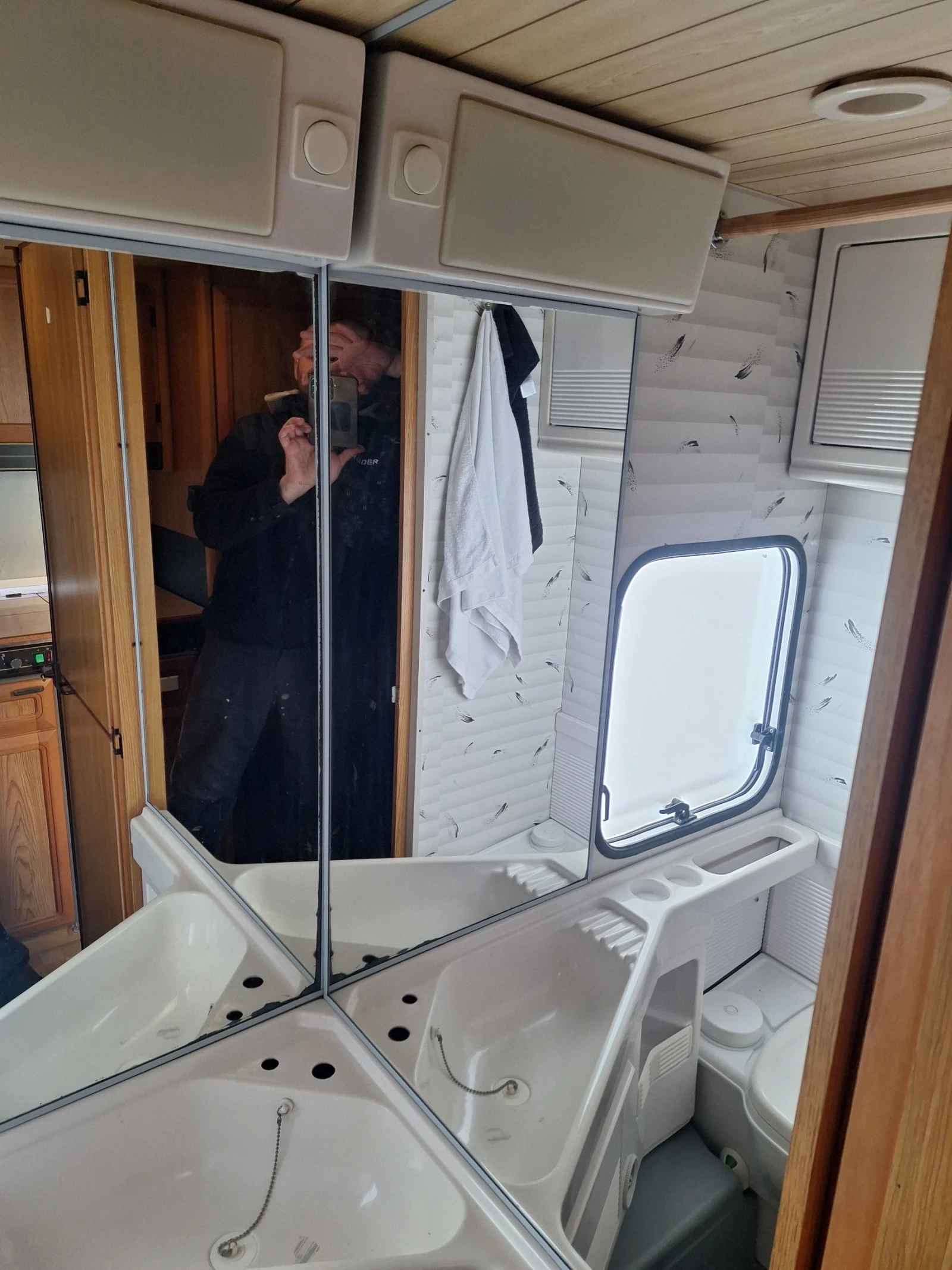 Каравана Burstner CiTY, снимка 11 - Каравани и кемпери - 54038427