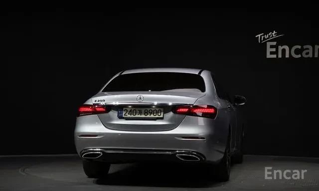 Mercedes-Benz E 250 AVANTGARDE * 360 КАМЕРА * HEAD UP * FACELIFT * , снимка 4 - Автомобили и джипове - 56180072