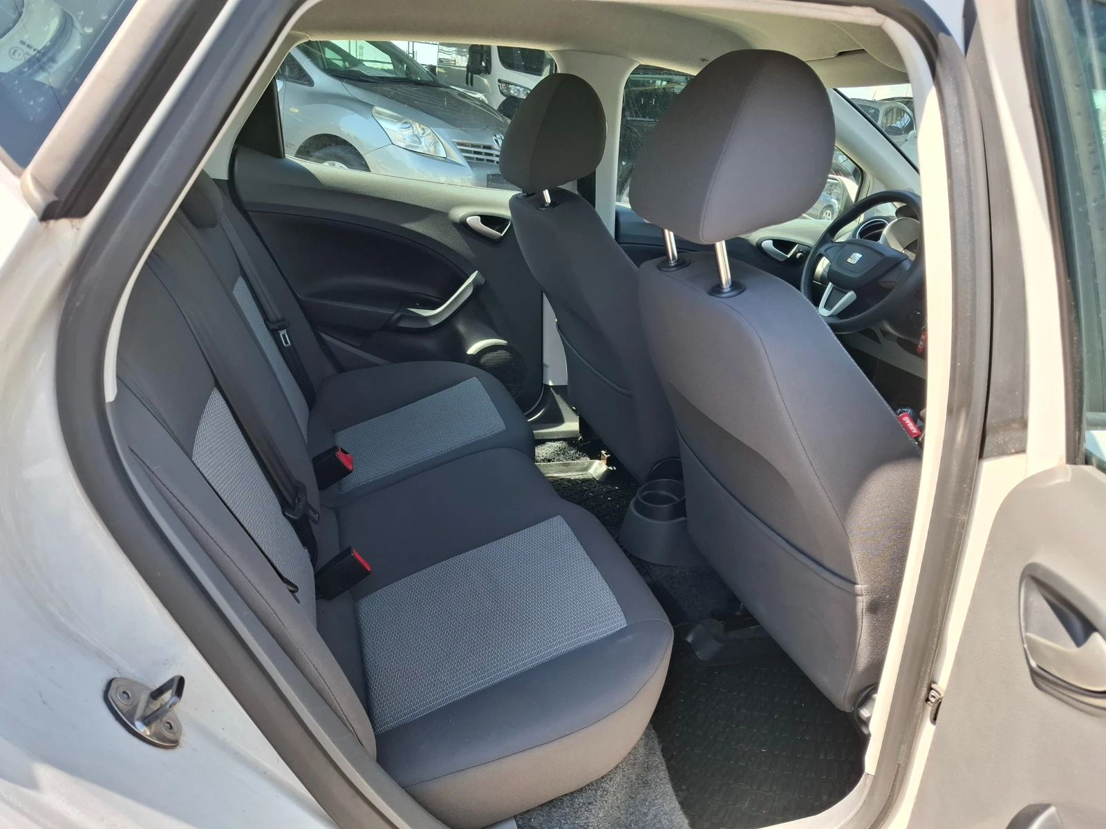 Seat Ibiza 1.2i 105кс., снимка 9 - Автомобили и джипове - 54377449