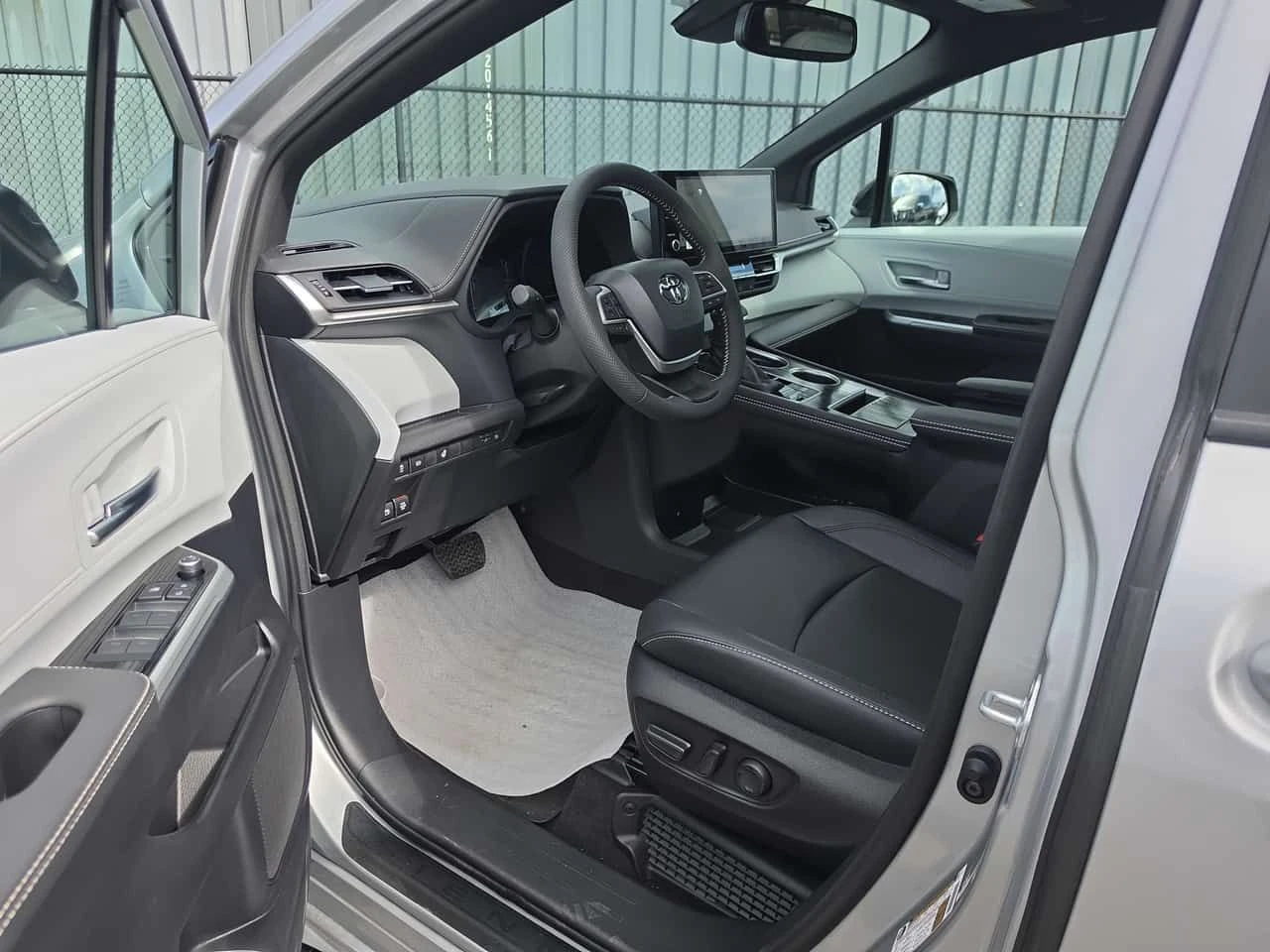 Toyota Sienna ЧИСТО НОВА, снимка 5 - Автомобили и джипове - 54580960