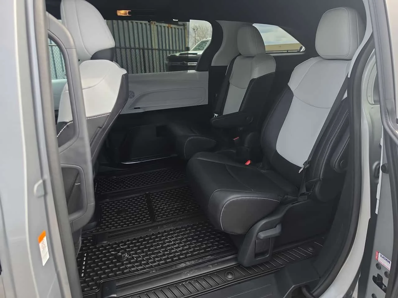 Toyota Sienna ЧИСТО НОВА, снимка 10 - Автомобили и джипове - 54580960