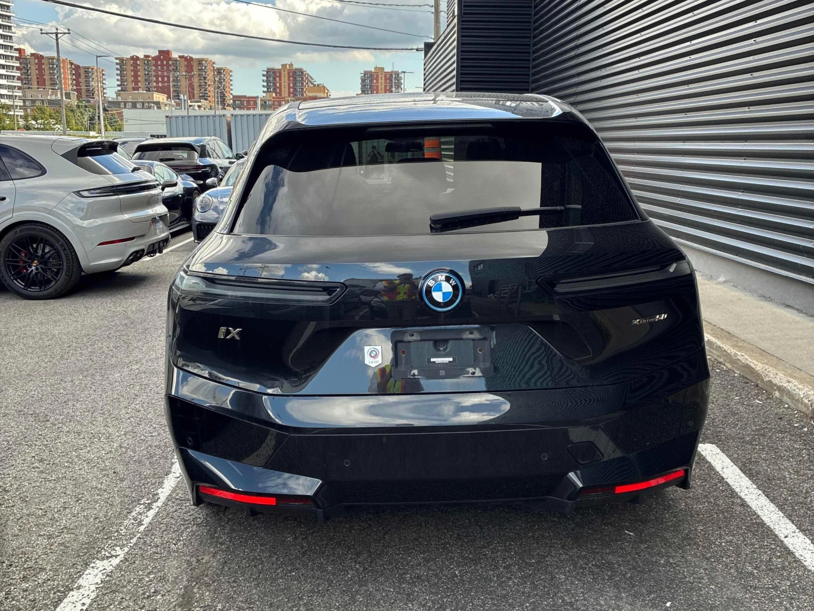 BMW iX M-pack* 360* Lazer* H&K* Sky Lounge* Soft close* О, снимка 4 - Автомобили и джипове - 56116946