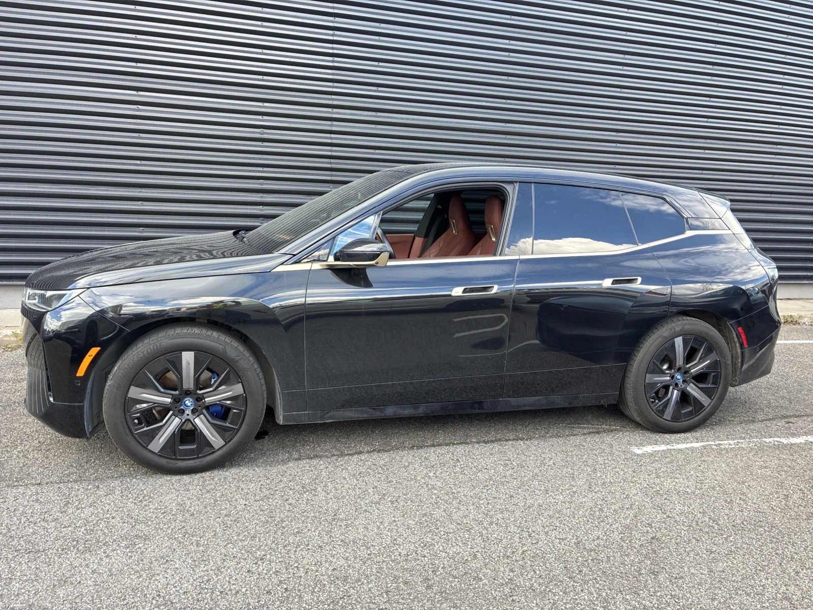 BMW iX M-pack* 360* Lazer* H&K* Sky Lounge* Soft close* О, снимка 2 - Автомобили и джипове - 56116946
