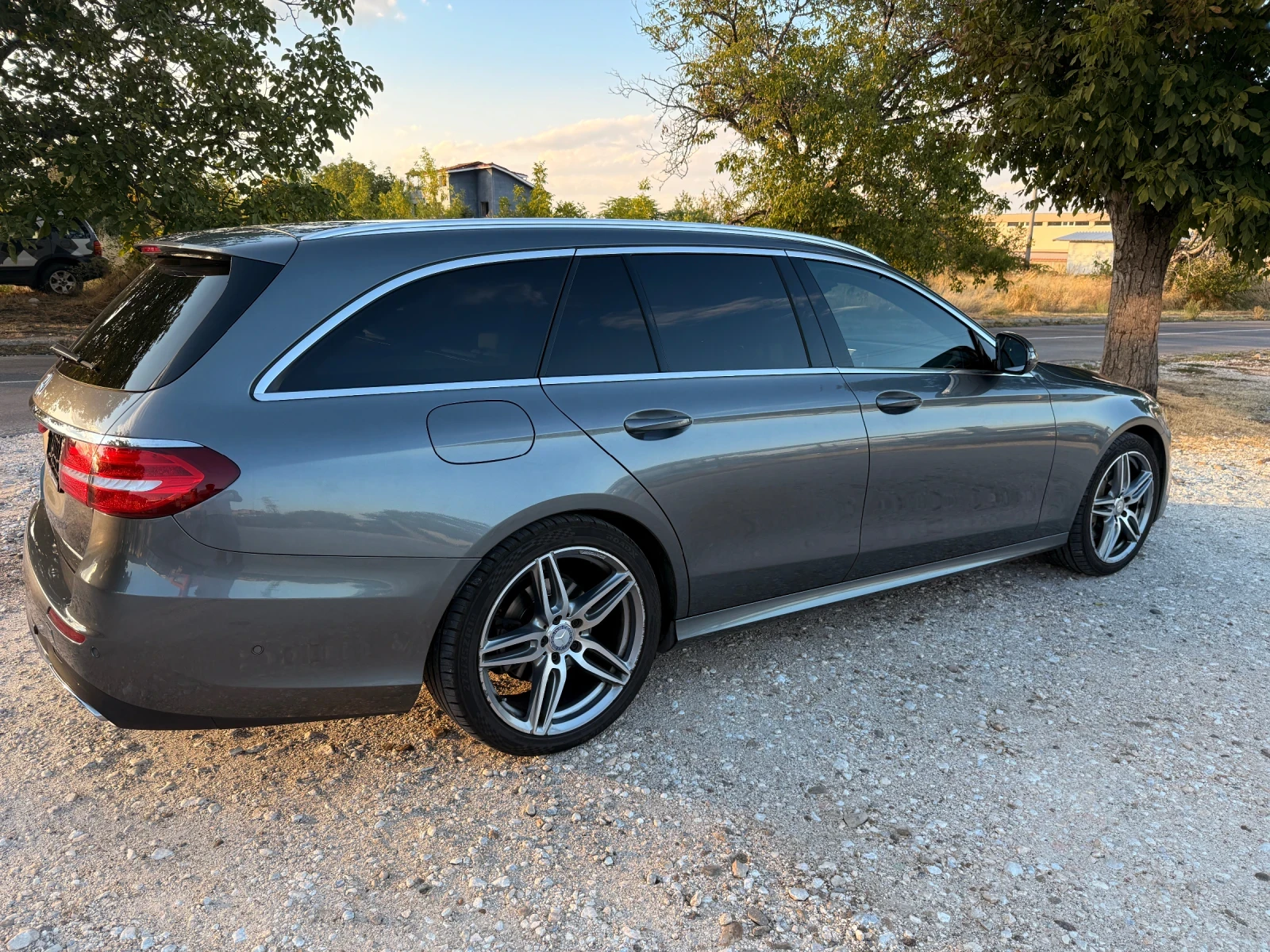 Mercedes-Benz E 220 AMG Line, снимка 5 - Автомобили и джипове - 56137977