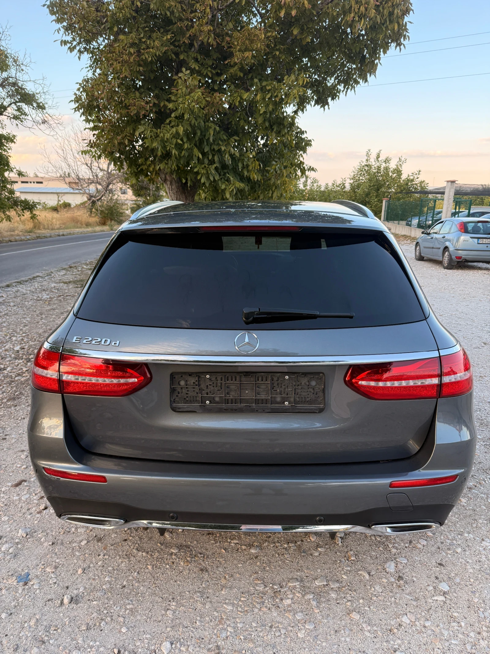 Mercedes-Benz E 220 AMG Line, снимка 9 - Автомобили и джипове - 56137977