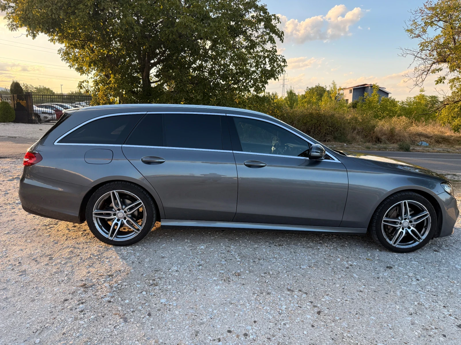Mercedes-Benz E 220 AMG Line, снимка 4 - Автомобили и джипове - 56137977
