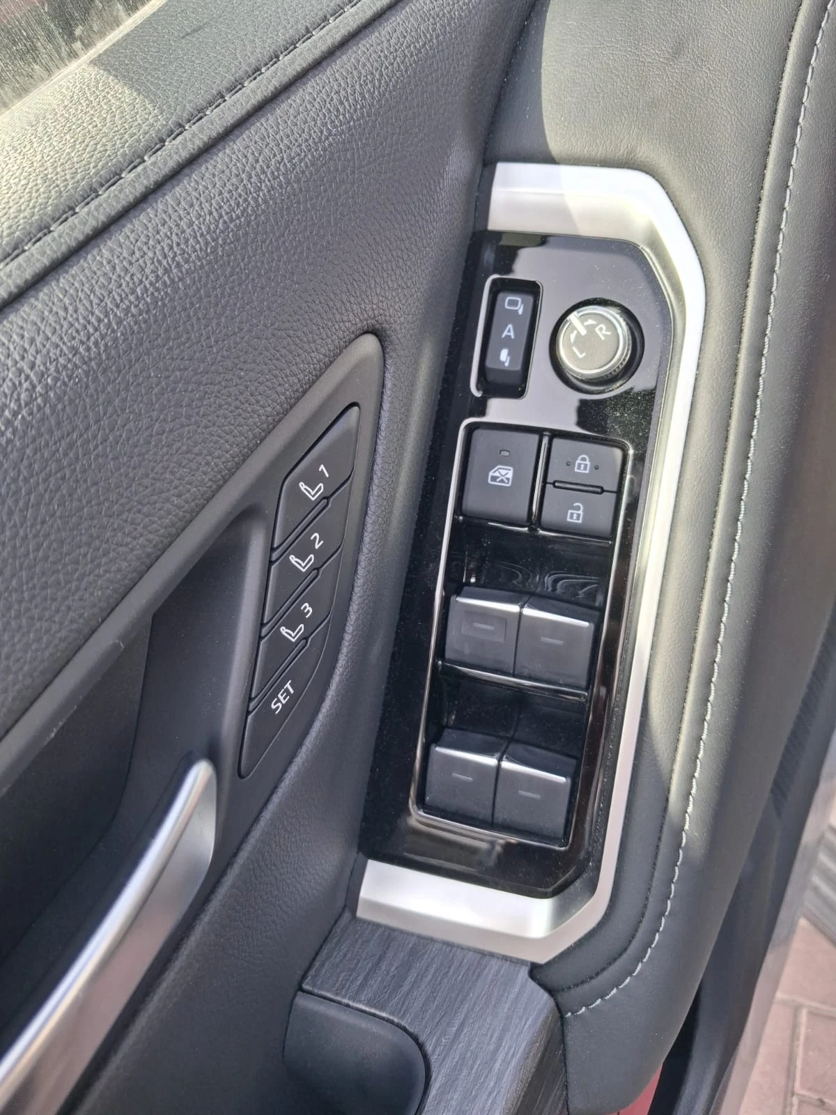 Toyota Land cruiser 300 VX-R 3.3L V6 Turbo-Diesel 303HP / FULL, снимка 15 - Автомобили и джипове - 54196276