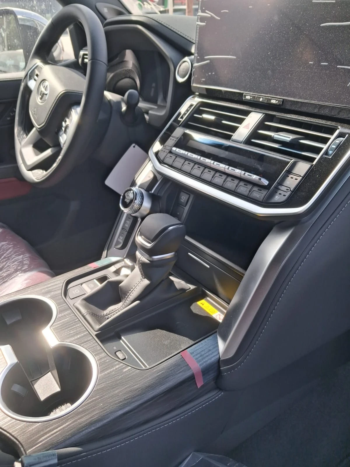 Toyota Land cruiser 300 VX-R 3.3L V6 Turbo-Diesel 303HP / FULL, снимка 8 - Автомобили и джипове - 54196276