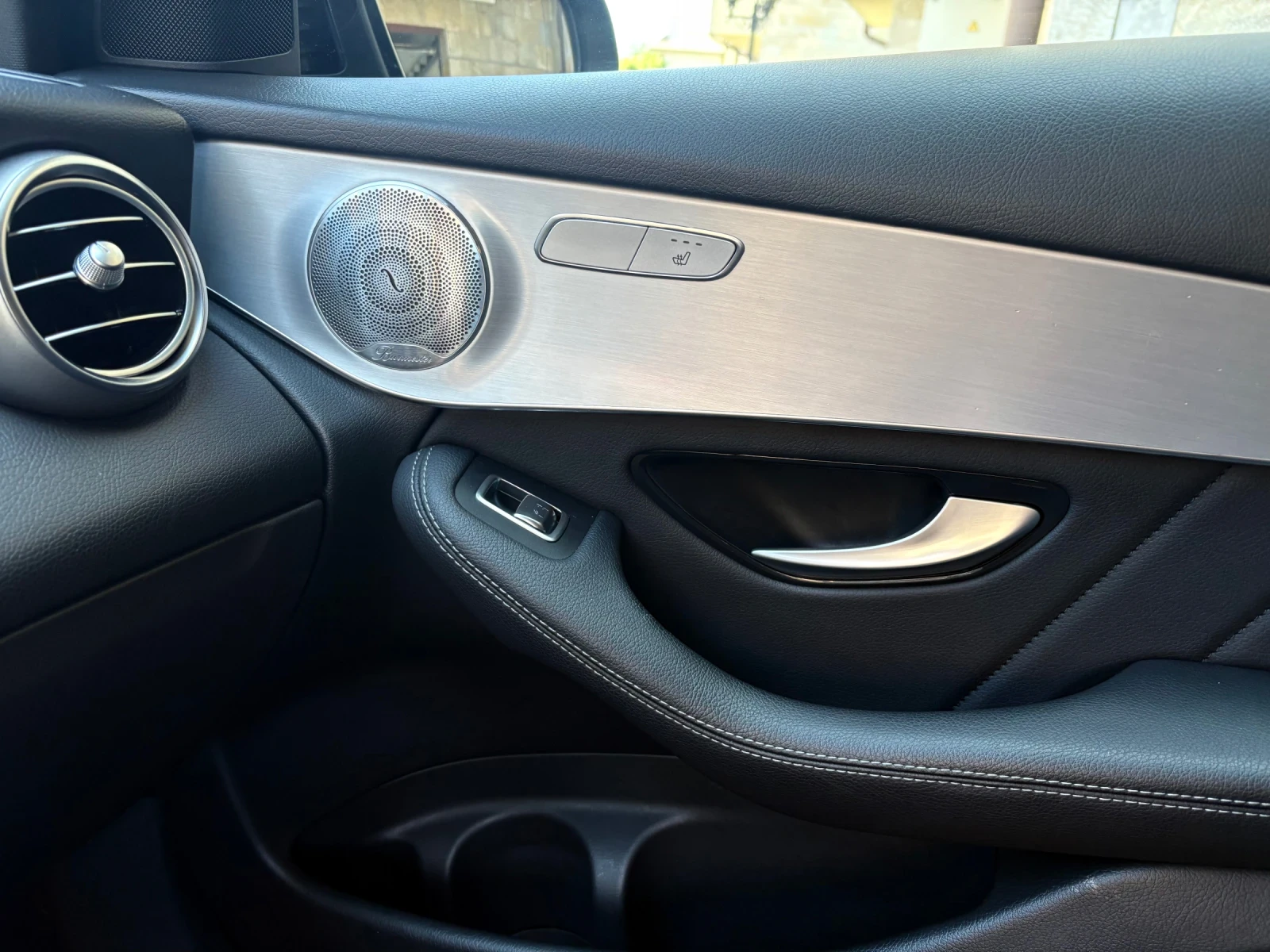 Mercedes-Benz GLC 300 de AMG Line Night Plug-in hybrid, снимка 13 - Автомобили и джипове - 54939616