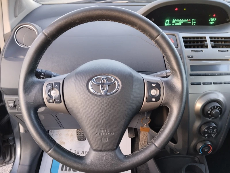 Toyota Yaris 1.3 БЕНЗИН, снимка 14 - Автомобили и джипове - 46472403