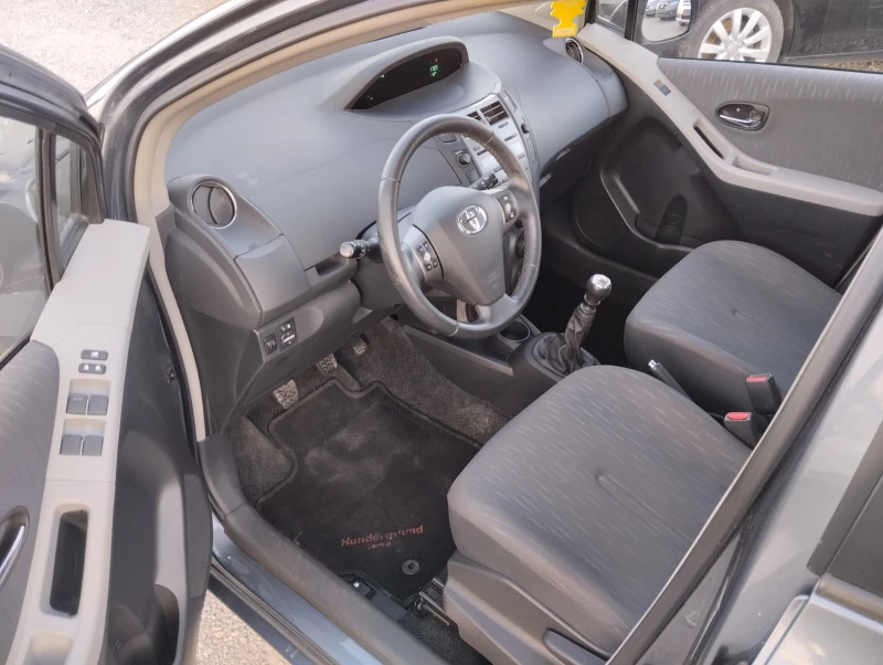 Toyota Yaris 1.3 БЕНЗИН, снимка 8 - Автомобили и джипове - 46472403