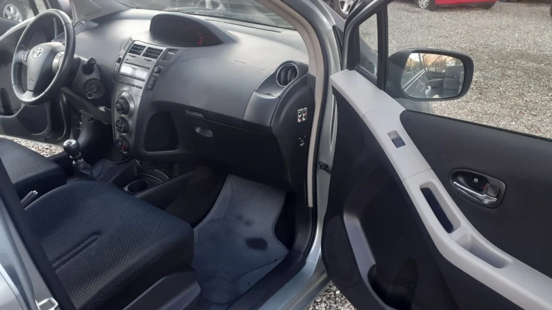 Toyota Yaris 1.3i 100k.c klimatik , снимка 11 - Автомобили и джипове - 48306655