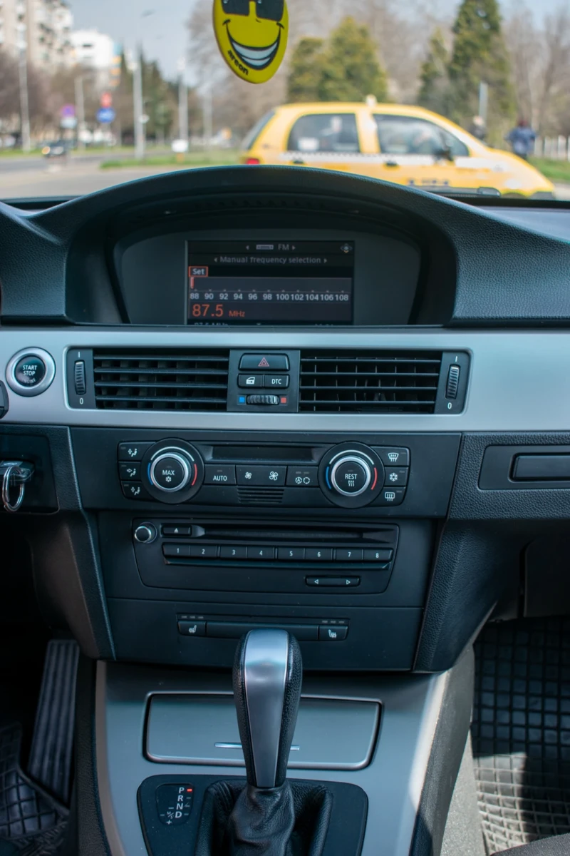 BMW 320 АВТОМАТИК/ РЕКАРО/ ПОДГРЕВ/ КСЕНОН, снимка 10 - Автомобили и джипове - 52981581