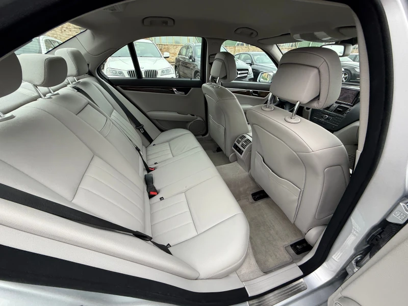 Mercedes-Benz C 350 V6 4Matic* АВТОМАТ* КАМЕРА* ПОДГРЕВ* КОЖА* NAVI, снимка 10 - Автомобили и джипове - 53301658