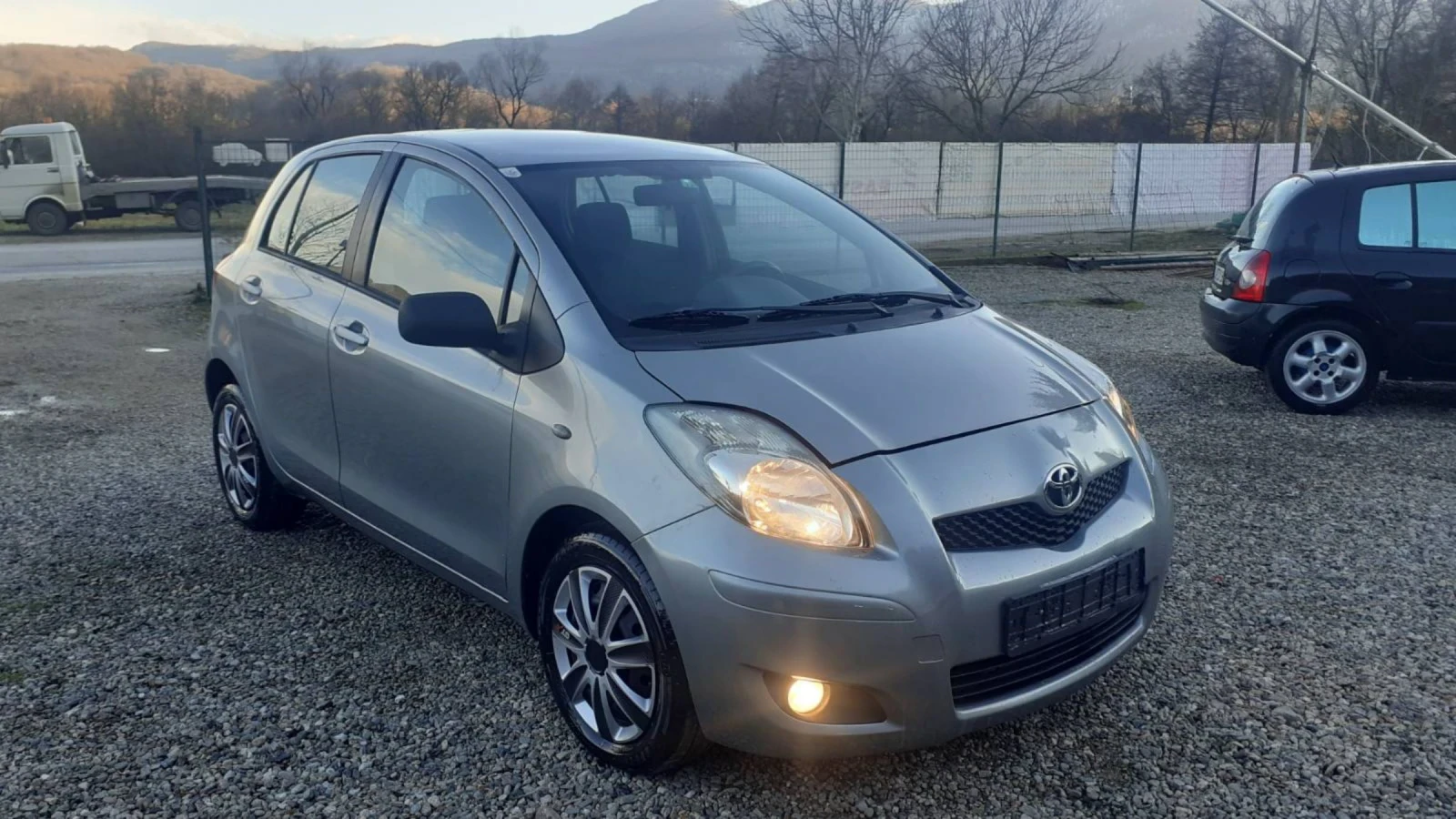 Toyota Yaris 1.3i 100k.c klimatik  - изображение 3