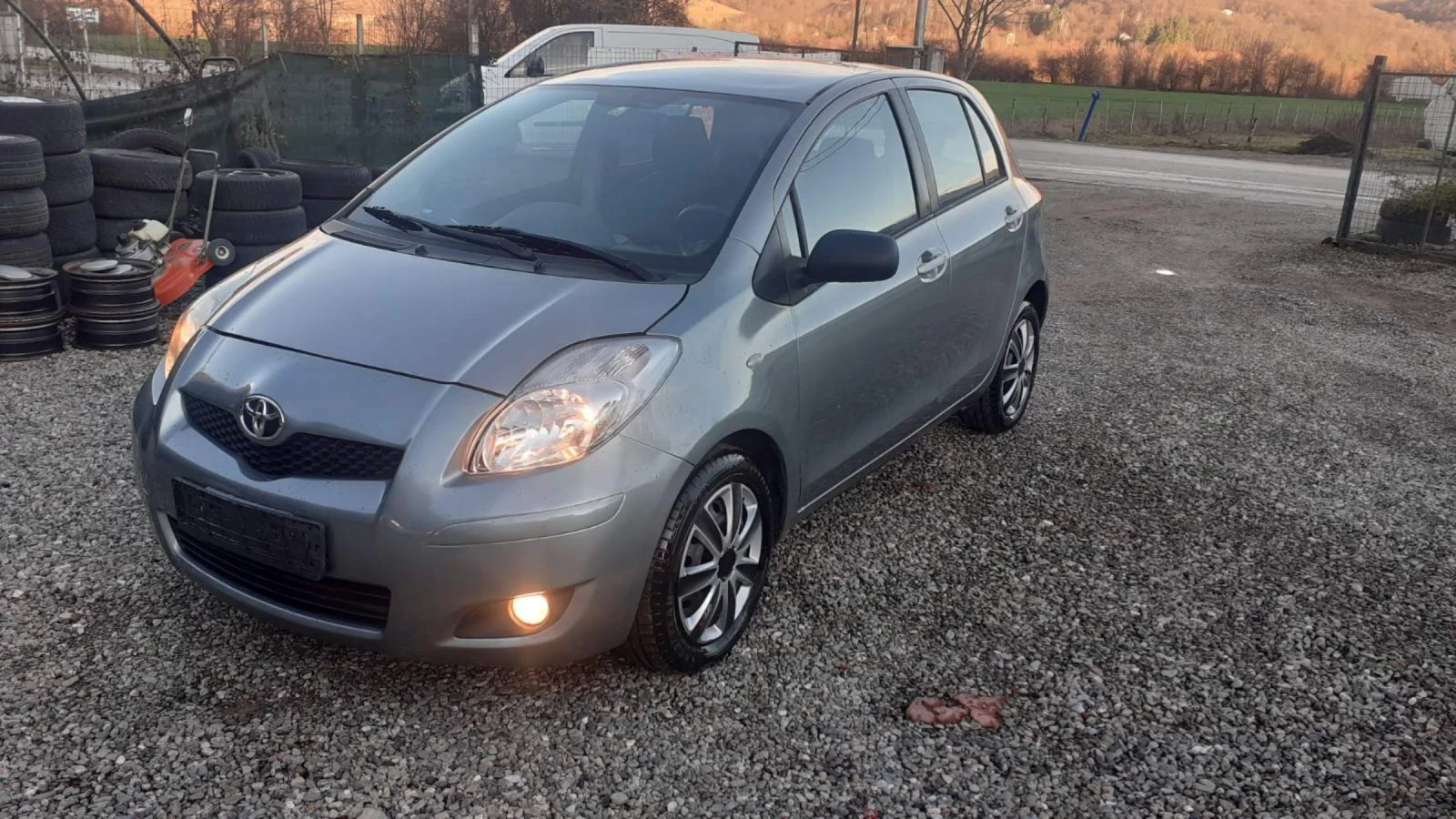 Toyota Yaris 1.3i 100k.c klimatik  - изображение 2