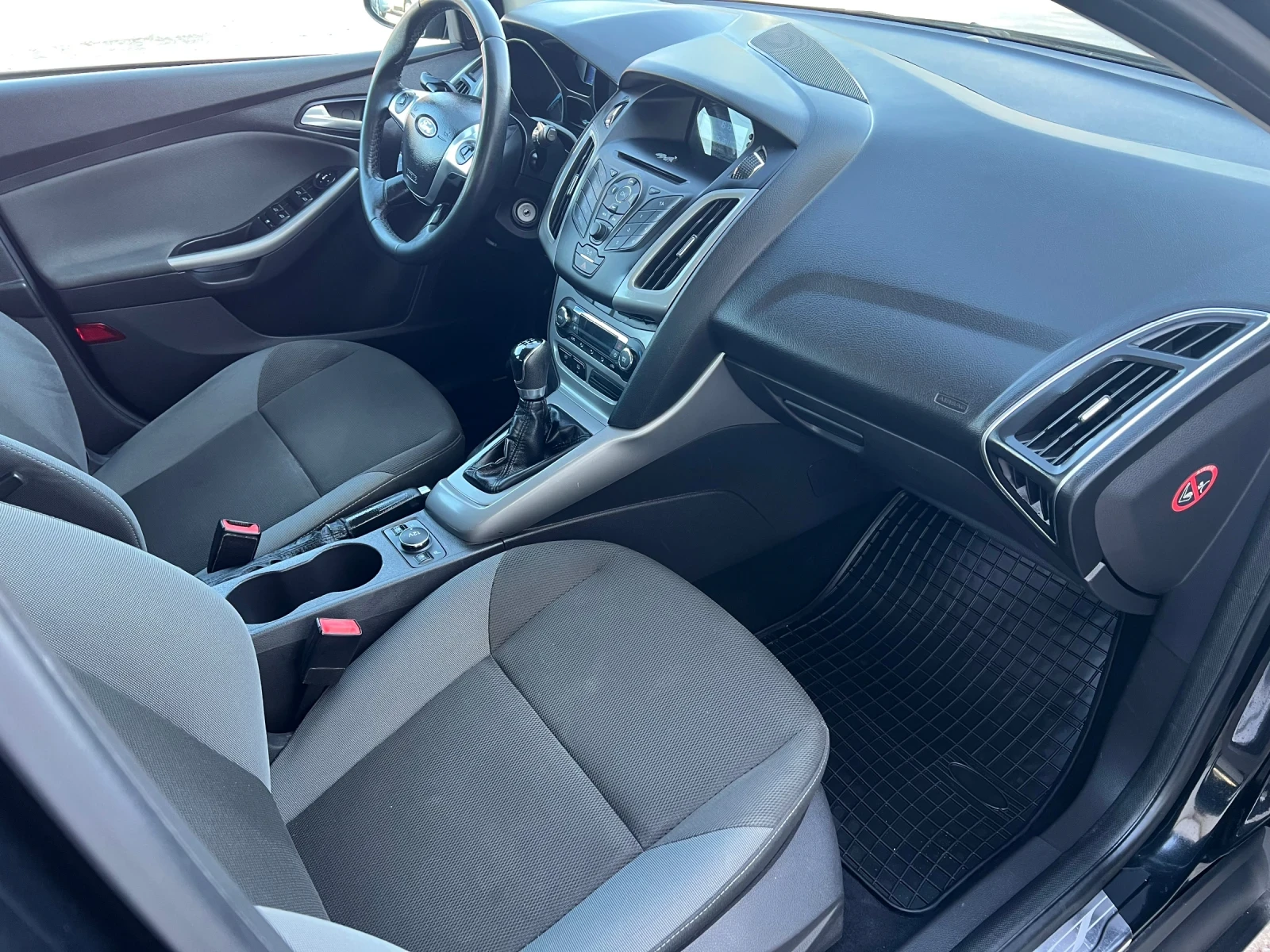 Ford Focus 1.6 бензин, снимка 10 - Автомобили и джипове - 54357403