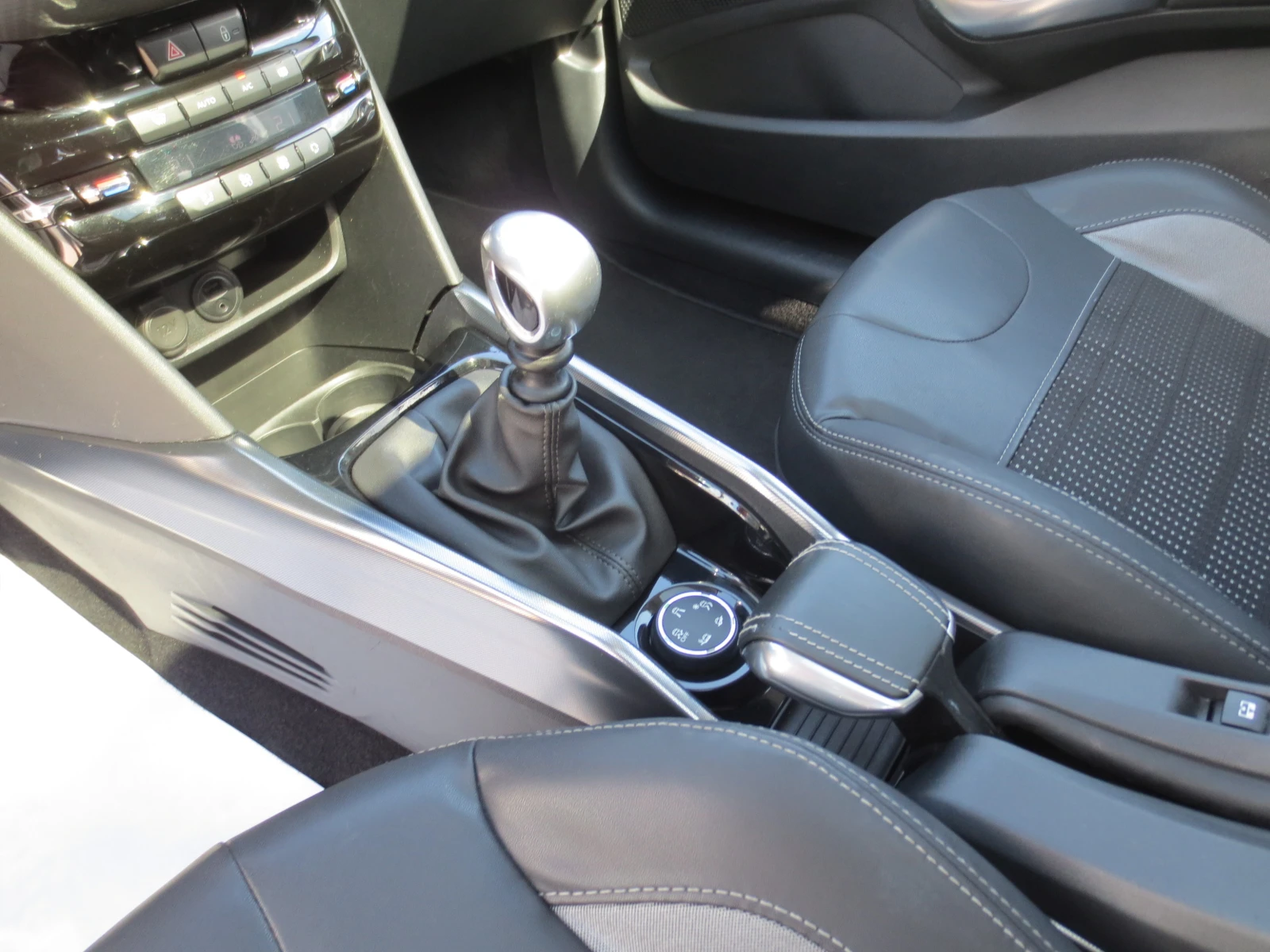 Peugeot 2008 1.6 HDI , снимка 10 - Автомобили и джипове - 55394924