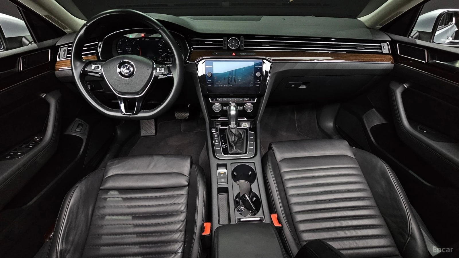 VW Passat GT* 2.0TDI* PREMIUM* PANO* КОЖА* ПОДГРЕВ* КАМЕРА* , снимка 7 - Автомобили и джипове - 55625477