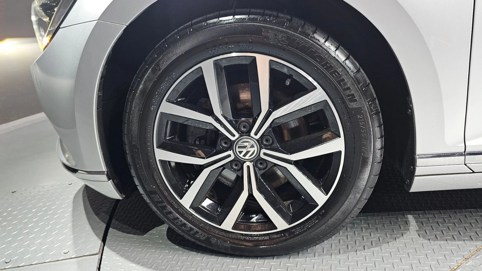 VW Passat GT* 2.0TDI* PREMIUM* PANO* КОЖА* ПОДГРЕВ* КАМЕРА* , снимка 5 - Автомобили и джипове - 55625477