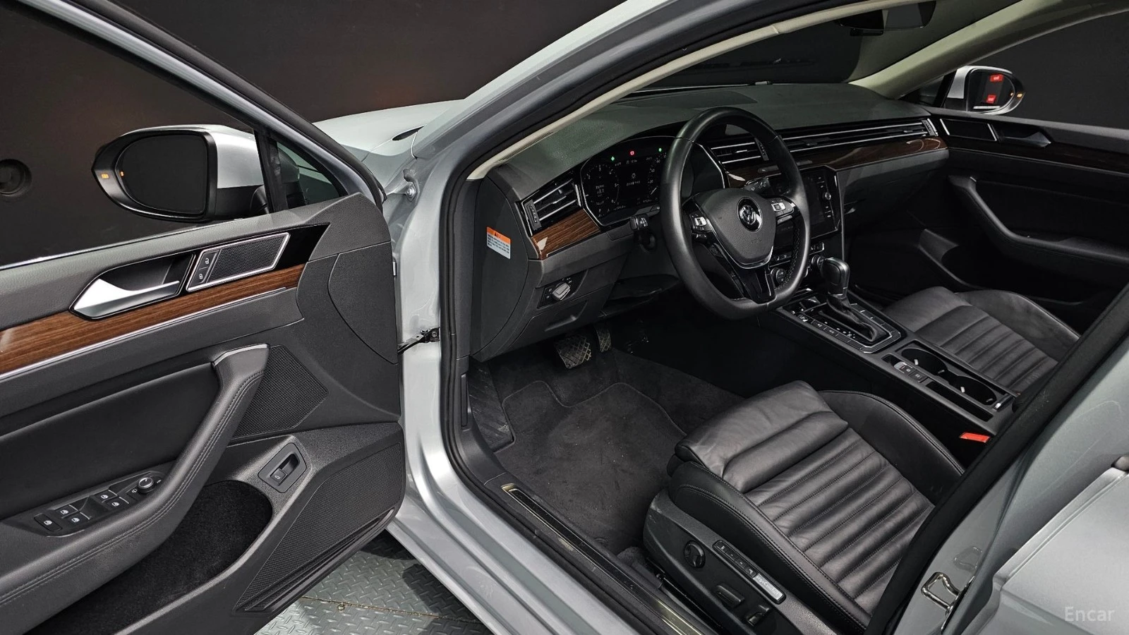 VW Passat GT* 2.0TDI* PREMIUM* PANO* КОЖА* ПОДГРЕВ* КАМЕРА* , снимка 10 - Автомобили и джипове - 55625477