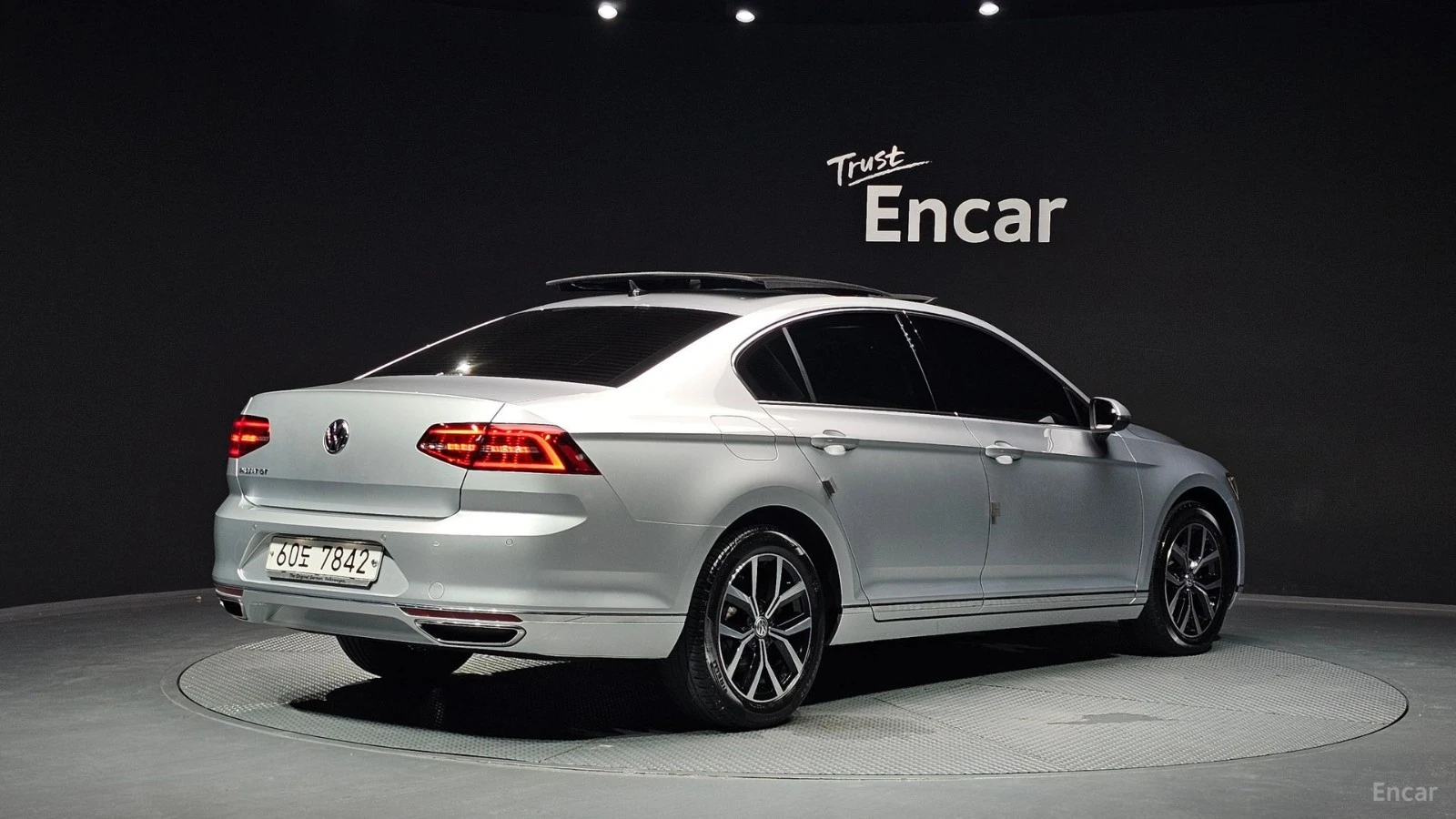 VW Passat GT* 2.0TDI* PREMIUM* PANO* КОЖА* ПОДГРЕВ* КАМЕРА* , снимка 2 - Автомобили и джипове - 55625477