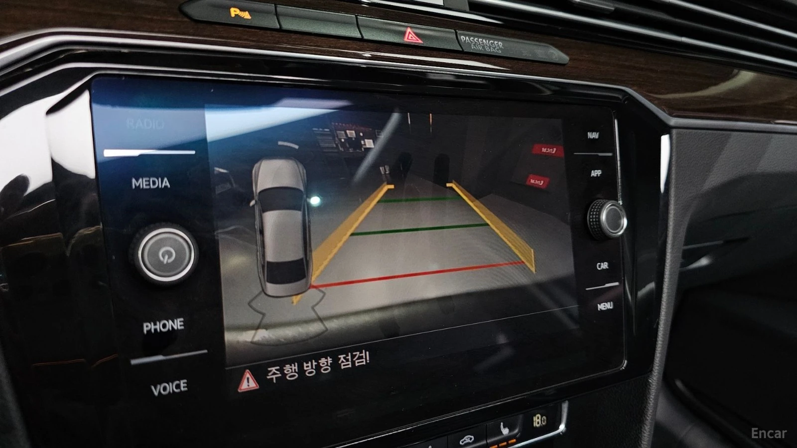 VW Passat GT* 2.0TDI* PREMIUM* PANO* КОЖА* ПОДГРЕВ* КАМЕРА* , снимка 14 - Автомобили и джипове - 55625477