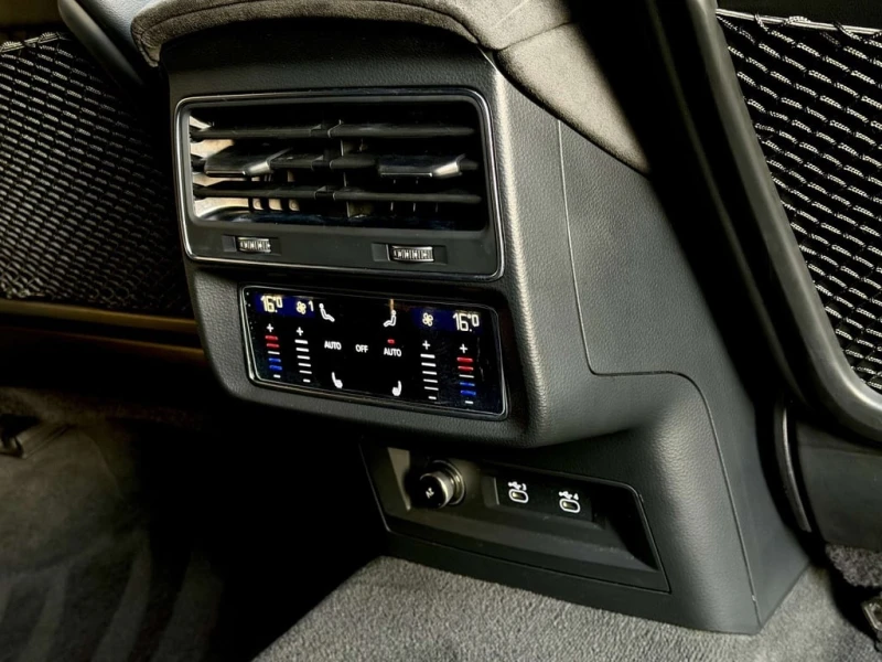 Audi RSQ8 * CARFAX * БЕЗ ПЪРВОНАЧАЛНА ВНОСКА, снимка 17 - Автомобили и джипове - 53102767