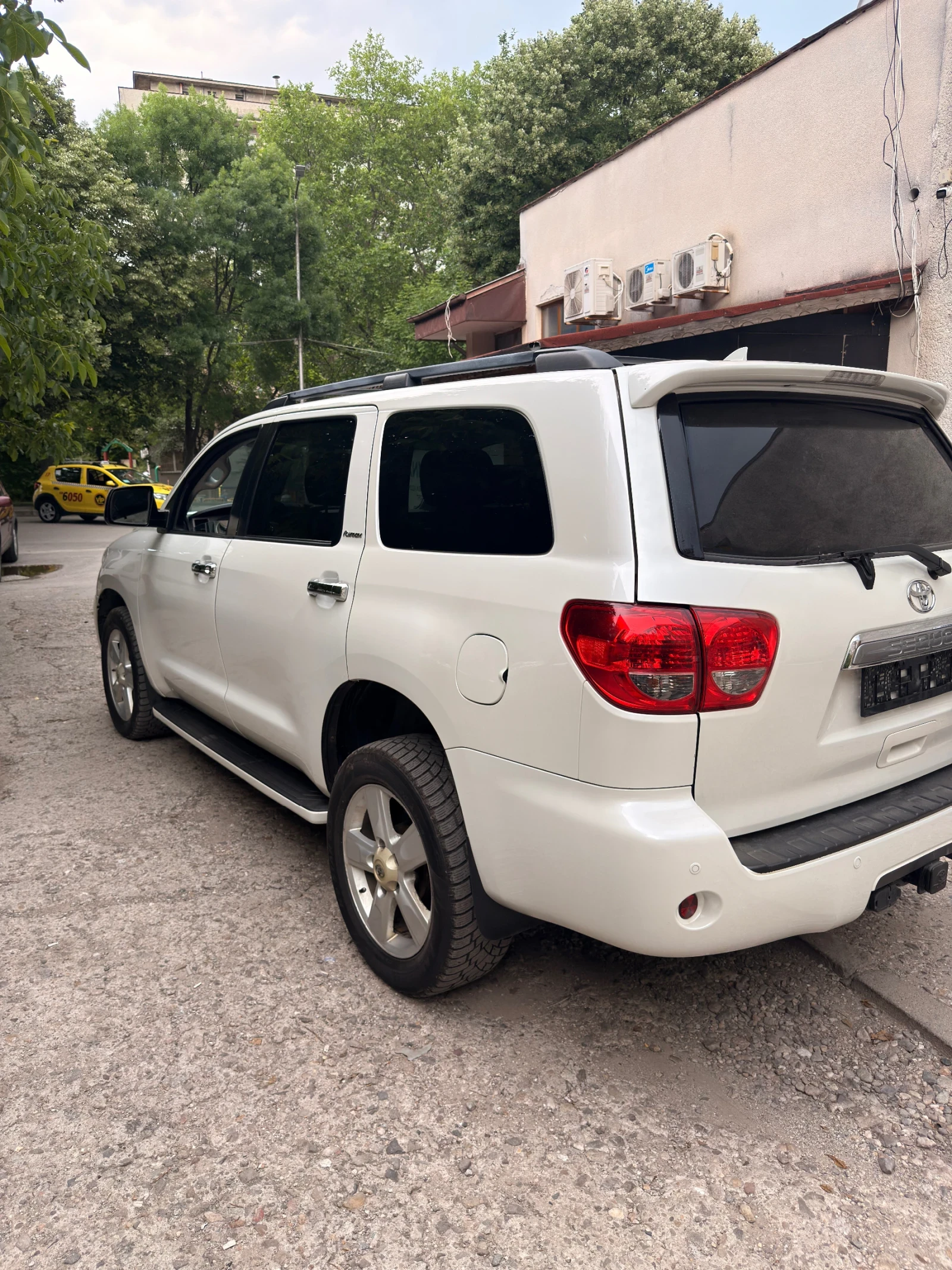 Toyota Sequoia 5.7 Platinum, снимка 6 - Автомобили и джипове - 54811871