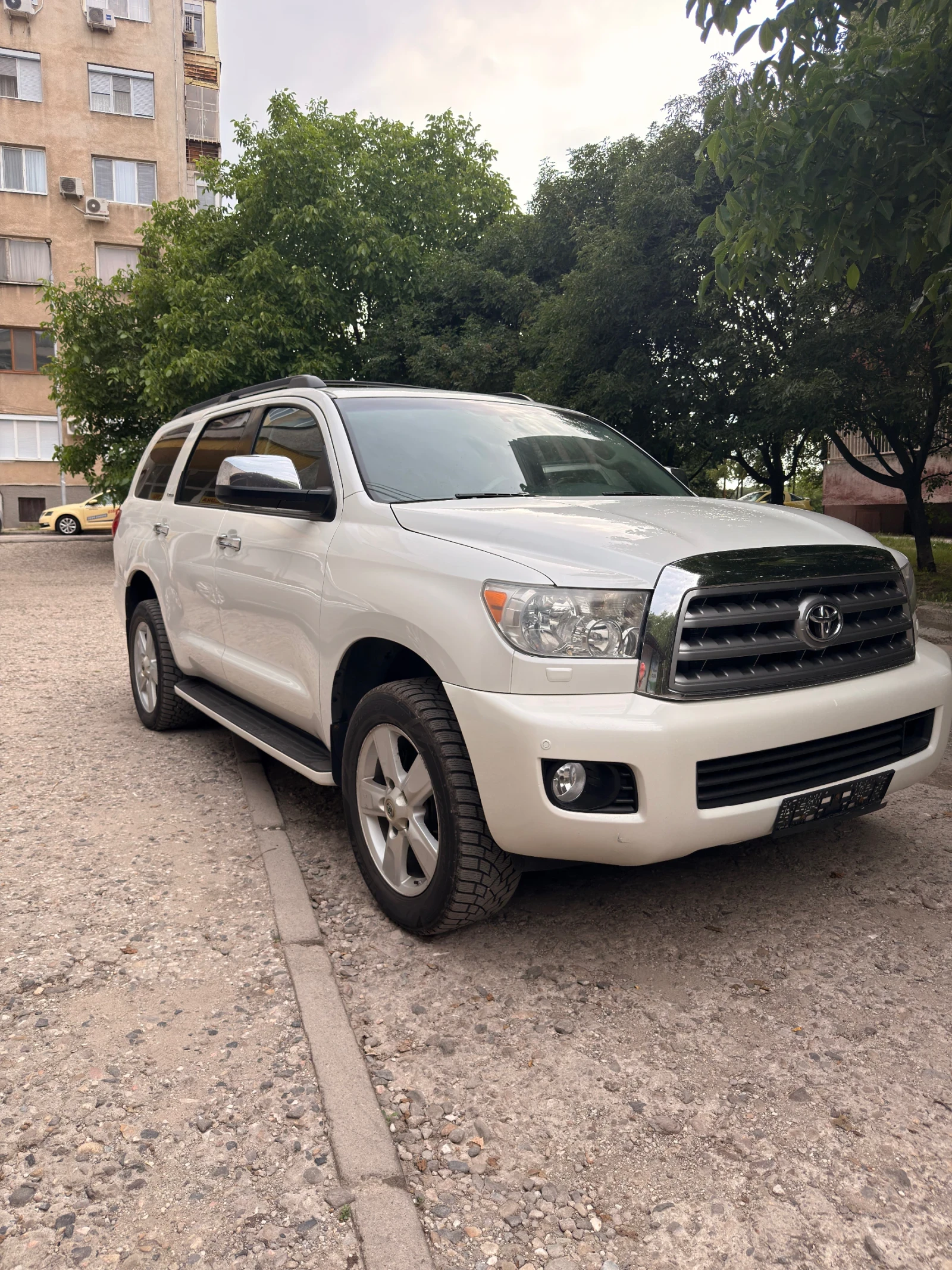 Toyota Sequoia 5.7 Platinum, снимка 3 - Автомобили и джипове - 54811871