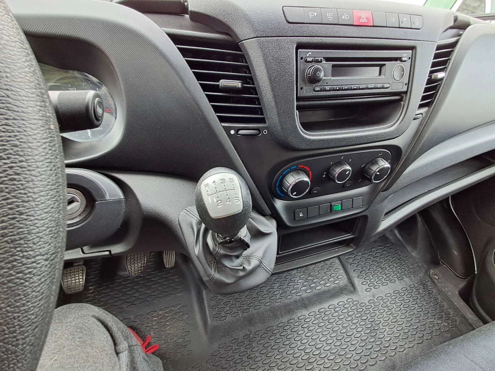 Iveco 35c15 Хладилен, снимка 3 - Бусове и автобуси - 54822546