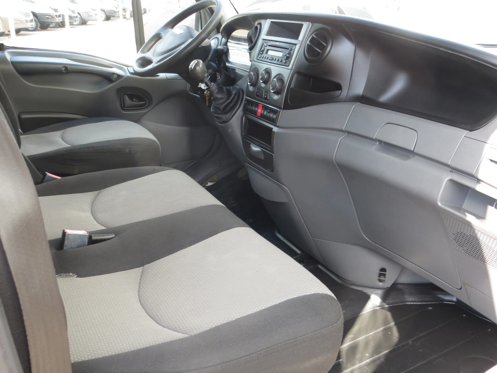 Iveco Daily 35S13-12 КУБ. М. ОБЕМ НА ТОВАРНОТО ПОМЕЩЕНИЕ, снимка 11 - Бусове и автобуси - 55394150