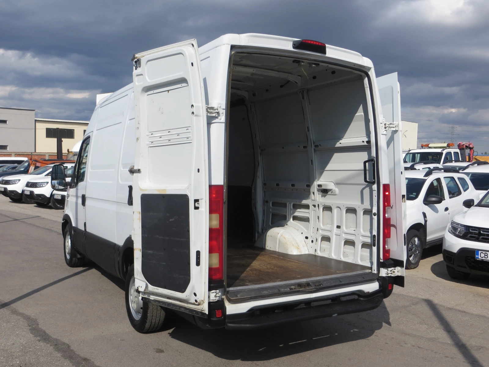Iveco Daily 35S13-12 КУБ. М. ОБЕМ НА ТОВАРНОТО ПОМЕЩЕНИЕ, снимка 15 - Бусове и автобуси - 55394150