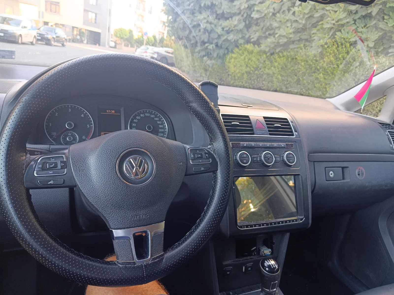 VW Touran 1.6 TDI, снимка 8 - Автомобили и джипове - 56012925