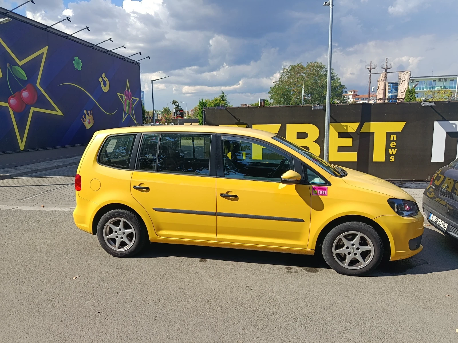 VW Touran 1.6 TDI, снимка 3 - Автомобили и джипове - 55952118