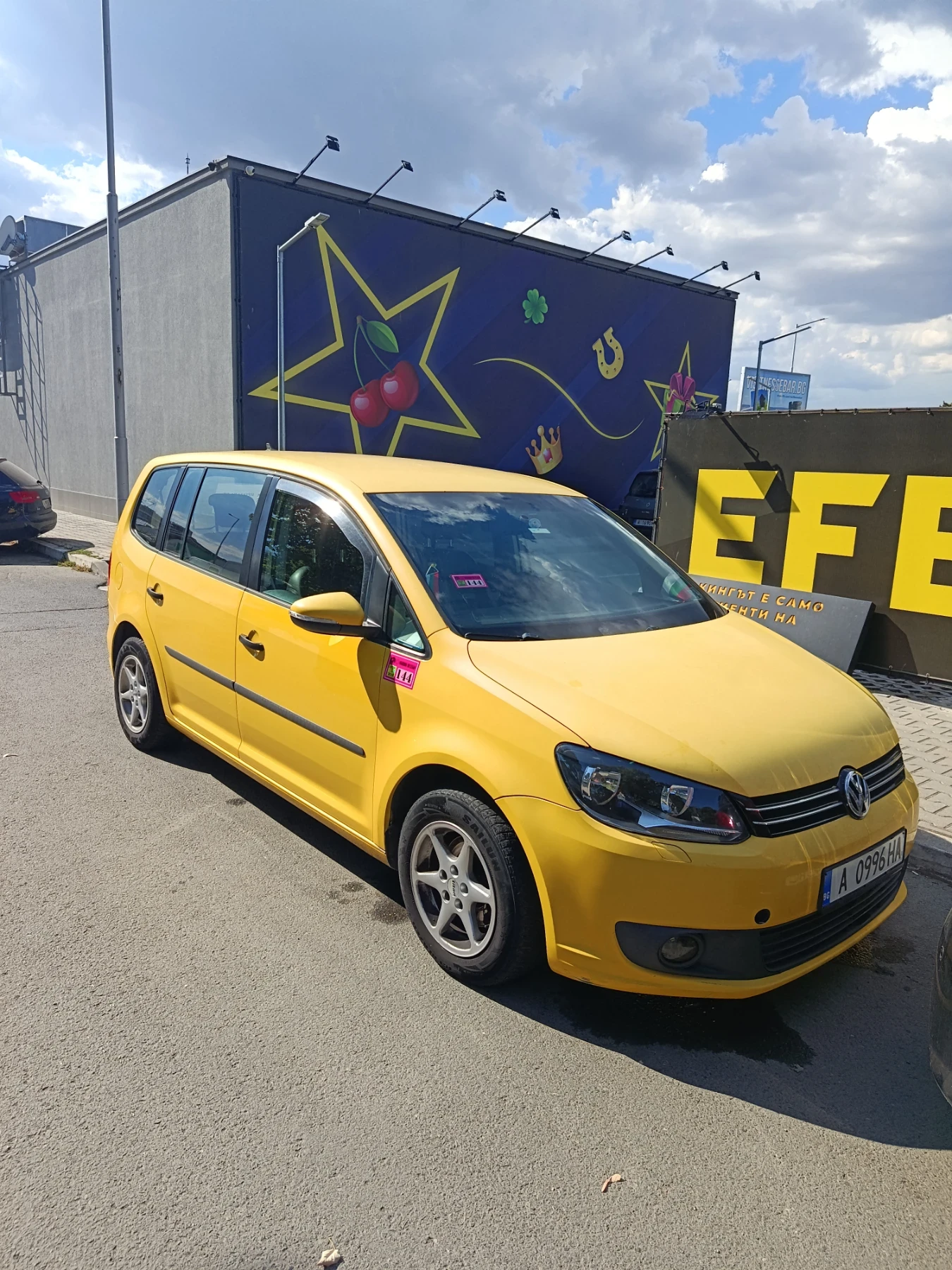 VW Touran 1.6 TDI, снимка 2 - Автомобили и джипове - 55952118