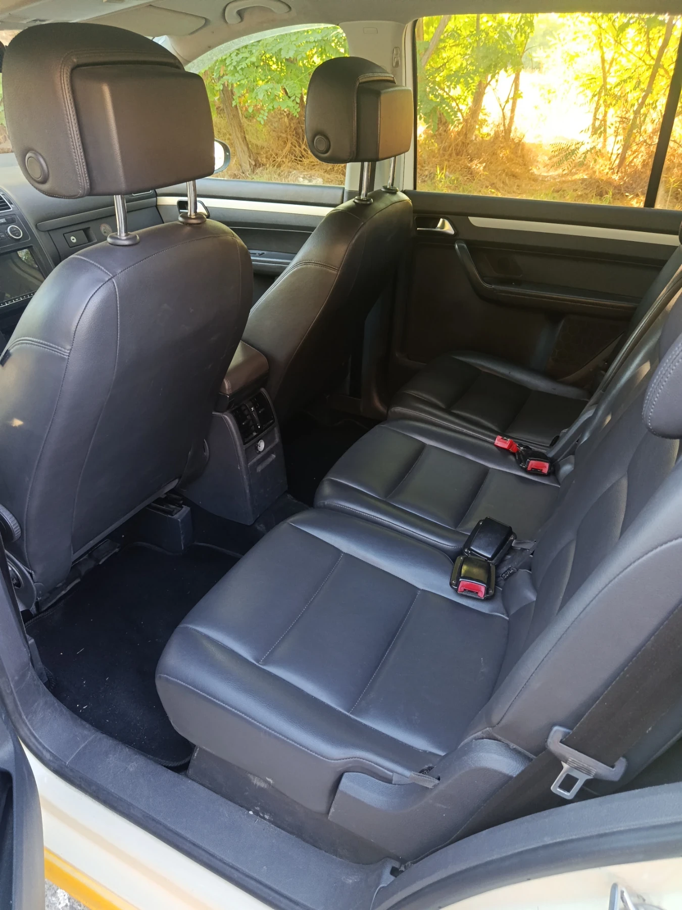 VW Touran 1.6 TDI, снимка 9 - Автомобили и джипове - 56012925