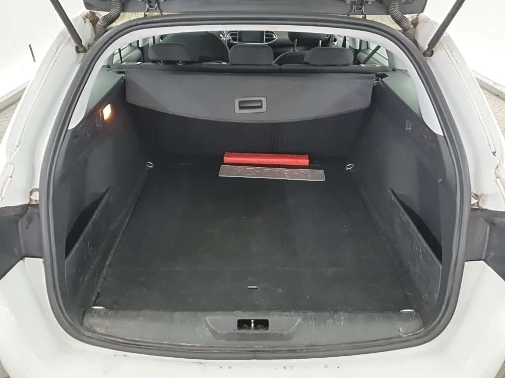 Peugeot 308 SW 1.2i Active, снимка 7 - Автомобили и джипове - 56127338