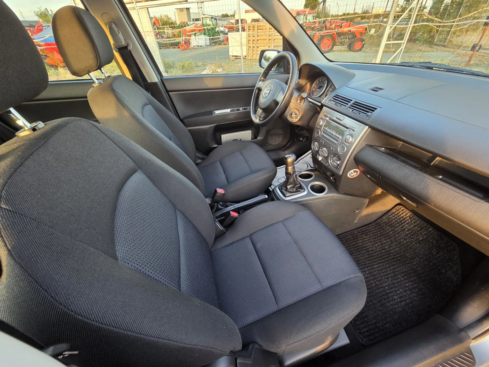 Mazda 2 1.3, снимка 13 - Автомобили и джипове - 56713903