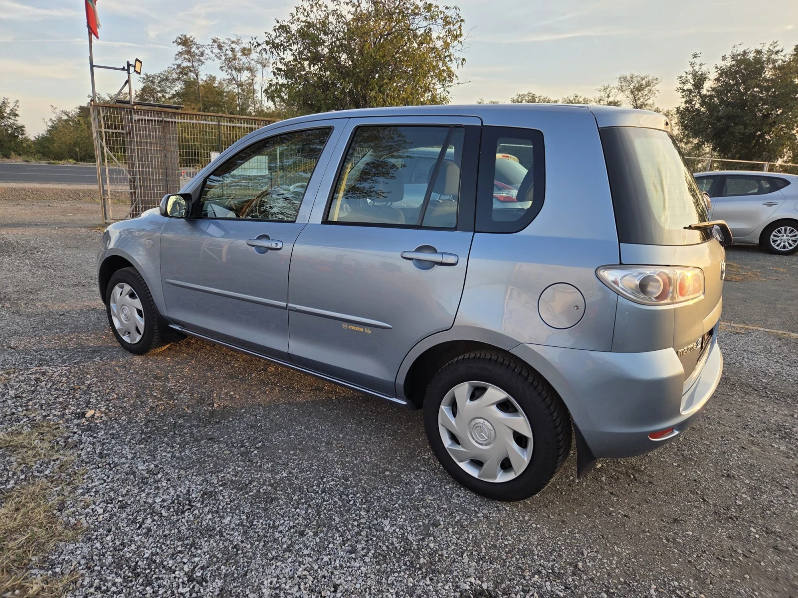Mazda 2 1.3, снимка 4 - Автомобили и джипове - 56713903