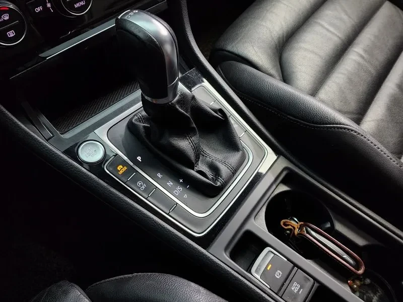 VW Golf 2.0 TDI, снимка 9 - Автомобили и джипове - 54300721