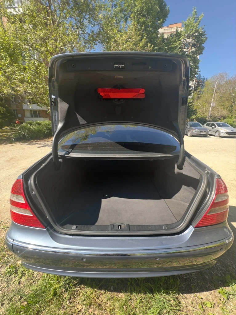 Mercedes-Benz E 220 Avantgarde, снимка 7 - Автомобили и джипове - 54402051