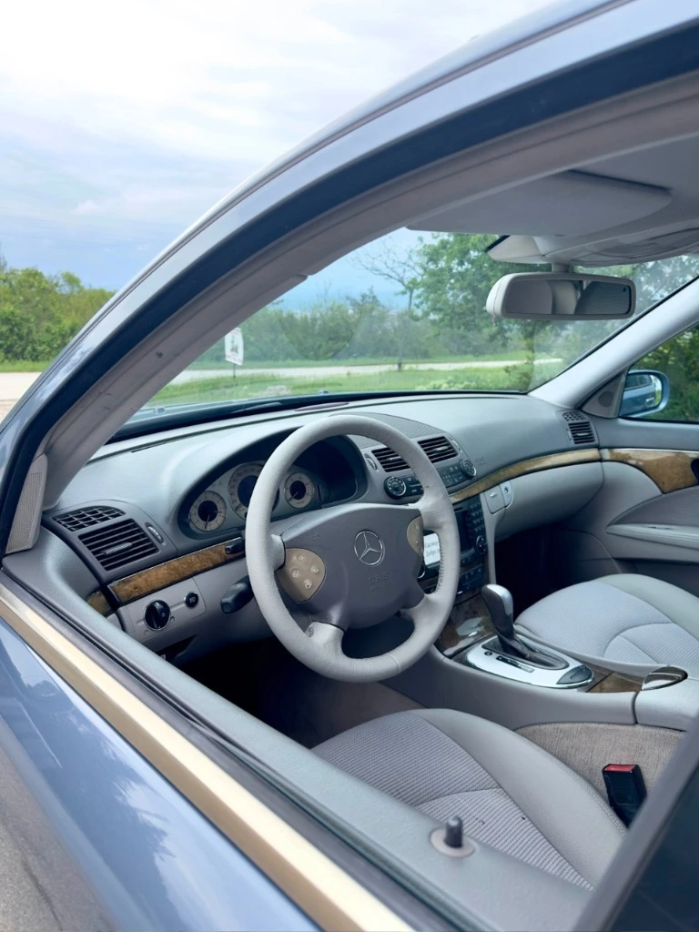 Mercedes-Benz E 220 Avantgarde, снимка 4 - Автомобили и джипове - 54402051