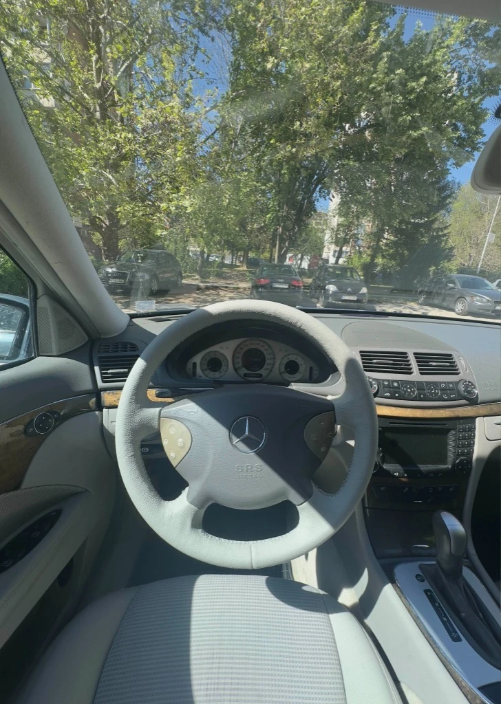 Mercedes-Benz E 220 Avantgarde, снимка 8 - Автомобили и джипове - 54402051