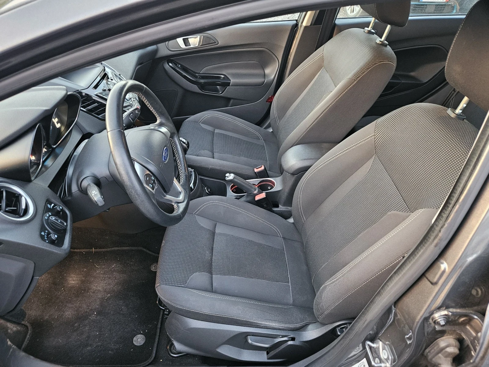 Ford Fiesta 1.5tdci Euro6 Titanium, снимка 10 - Автомобили и джипове - 54220530